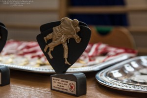 statuetka judo wysokiej jakości tanie trofea statuetka czarna ze złotym wizerunkiem walczących judoków z grawerka na postumencie